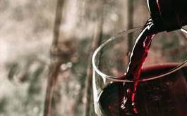 Dlaczego warto pić czerwone wino? Poznaj 10 powodów!