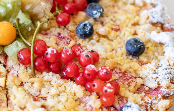Letnie słodkości – sprawdzone przepisy na drożdżówki i ciasto ze świeżymi owocami